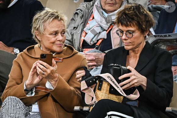 Muriel Robin et sa femme Anne Le Nen en tribune lors des internationaux de France Roland Garros à Paris, France, le 25 mai 2022. © Matthieu Mirville/Zuma Press/Bestimage