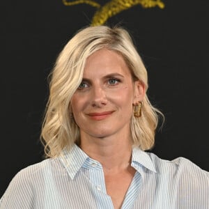 "C'est ma base, et c'est là que vit mon fils. Qu'il vente, qu'il pleuve ou qu'il neige, il passe une journée par semaine en forêt et il est de plus en plus écolo."
Mélanie Laurent, prix Excellence Award Davide Campari, lors de la 77ème Edition du Festival International du Film de Locarno. Le 7 août 2024 © Nick Zonna-IPA / Zuma Press / Bestimage 