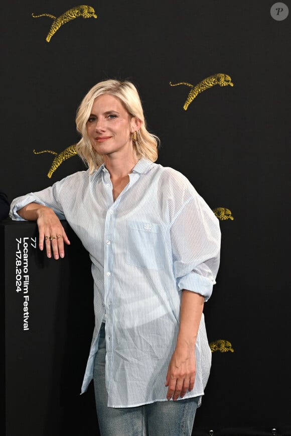 "Ma fille de 3 ans va y être scolarisée. Elle sera tellement heureuse, elle qui fait des câlins à tous les arbres qu'elle croise - ce qui, en ville, est assez cocasse !"
Mélanie Laurent, prix Excellence Award Davide Campari, lors de la 77ème Edition du Festival International du Film de Locarno. Le 7 août 2024 © Nick Zonna-IPA / Zuma Press / Bestimage 