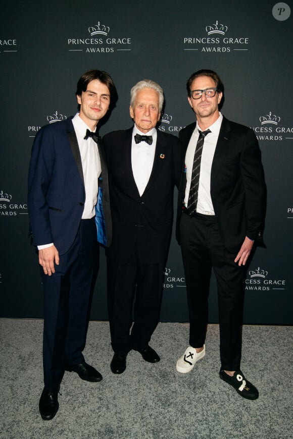 Au cours de cette soirée, elle a pu croiser la star Michael Douglas venu en famille
Michael Douglas avec ses fils Dylan Douglas et Cameron Douglas au photocall de la soirée du 40ème anniversaires des Princess Grace Awards au Pierre Hotel à New York le 23 octobre 2024. © Daniel Ryan / Bestimage