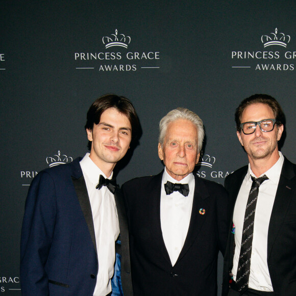 Au cours de cette soirée, elle a pu croiser la star Michael Douglas venu en famille
Michael Douglas avec ses fils Dylan Douglas et Cameron Douglas au photocall de la soirée du 40ème anniversaires des Princess Grace Awards au Pierre Hotel à New York le 23 octobre 2024. © Daniel Ryan / Bestimage