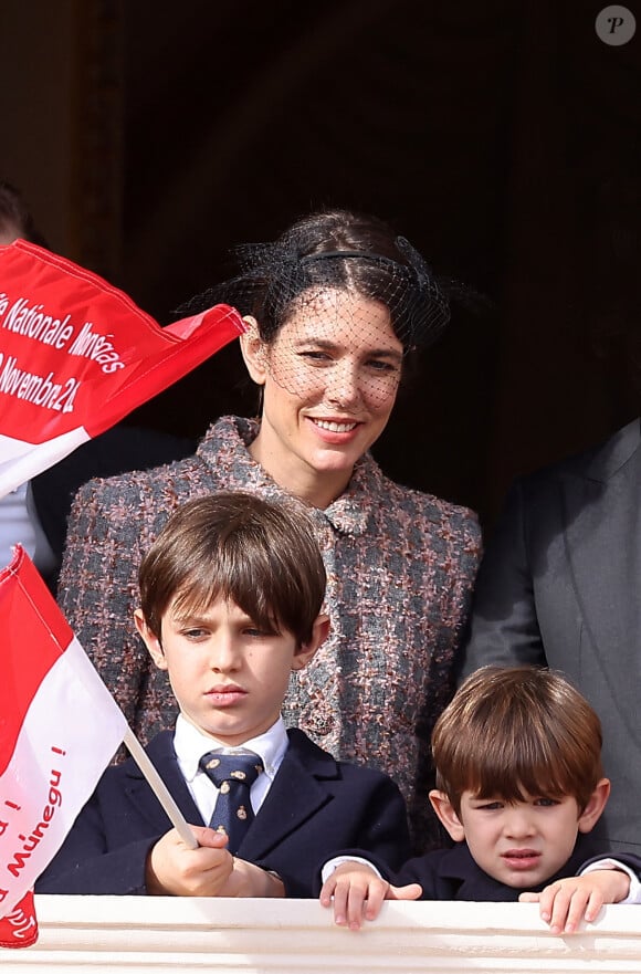 La famille, bien que recomposée, se montre unie lors des sorties officielles
Raphaël Elmaleh, Charlotte Casiraghi, Dimitri Rassam et leur fils Balthazar Rassam - La famille princière au balcon du palais lors de la Fête Nationale de la principauté de Monaco le 19 novembre 2022. © Dominique Jacovides / Bruno Bebert / Bestimage 