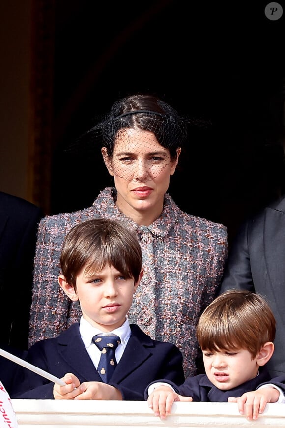 Balthazar Rassam a fait sa première apparition publique au balcon du palais de Monaco en 2022
Charlotte Casiraghi et leur fils Balthazar Rassam - La famille princière au balcon du palais lors de la Fête Nationale de la principauté de Monaco le 19 novembre 2022. © Dominique Jacovides / Bruno Bebert / Bestimage