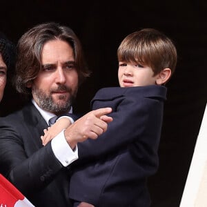 Raphaël Elmaleh, Charlotte Casiraghi, Dimitri Rassam et leur fils Balthazar Rassam - La famille princière au balcon du palais lors de la Fête Nationale de la principauté de Monaco le 19 novembre 2022. © Dominique Jacovides / Bruno Bebert / Bestimage 