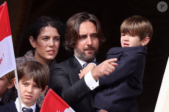 Raphaël Elmaleh, Charlotte Casiraghi, Dimitri Rassam et leur fils Balthazar Rassam - La famille princière au balcon du palais lors de la Fête Nationale de la principauté de Monaco le 19 novembre 2022. © Dominique Jacovides / Bruno Bebert / Bestimage 