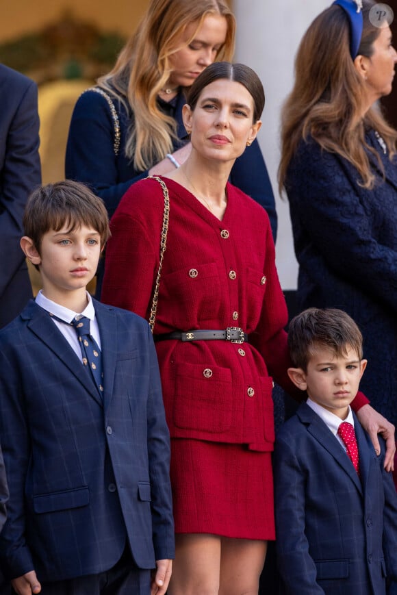 Charlotte Casiraghi et ses fils Raphaël Elmaleh et Balthazar Rassam - La famille princière monégasque dans la cour d'honneur du palais lors de la la fête nationale à Monaco, le 19 novembre 2023. © Olivier Huitel / Pool Monaco / Bestimage 