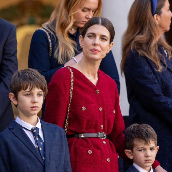 Charlotte Casiraghi et ses fils Raphaël Elmaleh et Balthazar Rassam - La famille princière monégasque dans la cour d'honneur du palais lors de la la fête nationale à Monaco, le 19 novembre 2023. © Olivier Huitel / Pool Monaco / Bestimage 