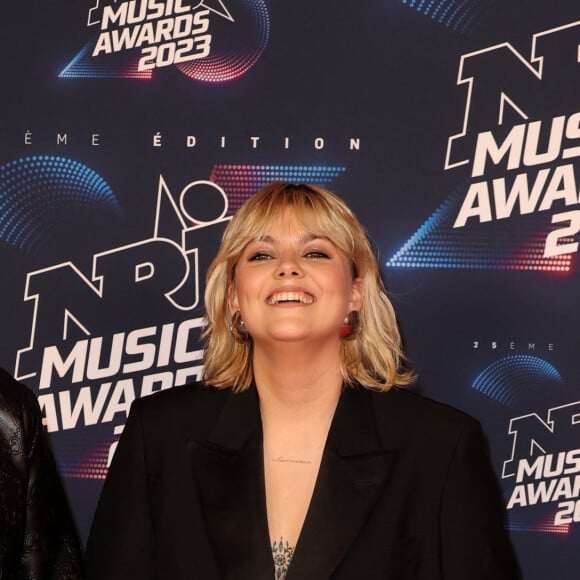 Florian Rossi et sa compagne Louane au photocall de la 25ème cérémonie des "NRJ Music Awards (NMA)" au palais des Festivals et des Congrès de Cannes, France, le 10 novembre 2023. © Dominique Jacovides/Bestimage