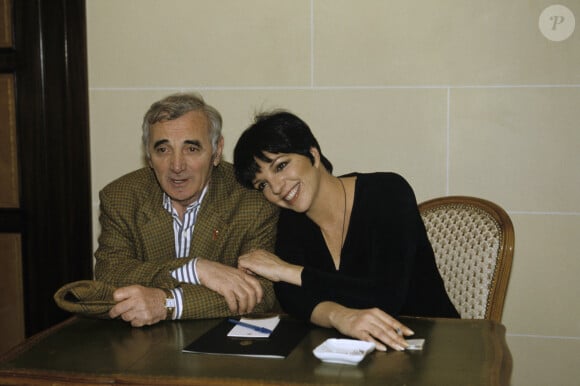 Archives - En France, à Paris - Charles Aznavour et Liza Minnelli, ensemble, assis devant une table. Le 7 avril 1994 © Alain Canu via Bestimage