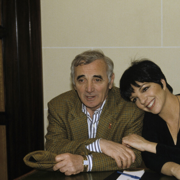 Archives - En France, à Paris - Charles Aznavour et Liza Minnelli, ensemble, assis devant une table. Le 7 avril 1994 © Alain Canu via Bestimage