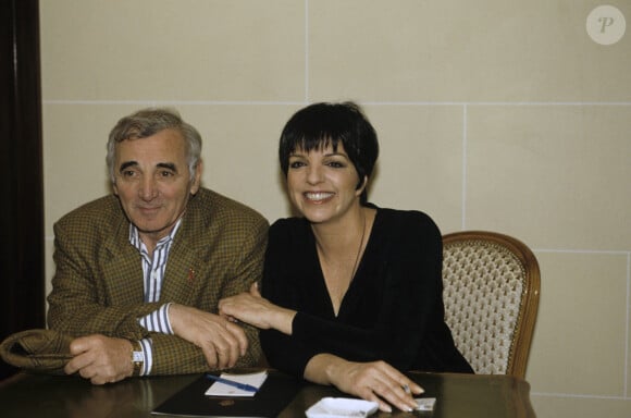 Archives - En France, à Paris - Charles Aznavour et Liza Minnelli, ensemble, assis devant une table. Le 7 avril 1994 © Alain Canu via Bestimage