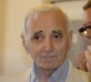 Charles Aznavour en couple avec une jeune artiste américaine 

Charles Aznavour recoit la medaille de citoyen d'honneur de Marseille par Jean Claude Gaudin, maire de la ville.