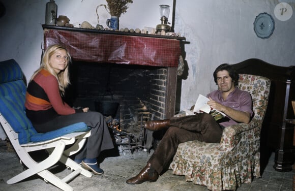 Philippe Gildas et sa femme chez lui dans la ferme qu'il restaure près de Troyes dans l'Aube le 29 septembre 1971.