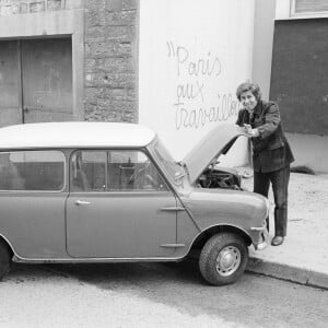 Philippe Gildas et sa voiture, une Austin Mini le 8 octobre 1971.