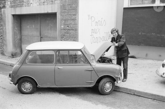 Philippe Gildas et sa voiture, une Austin Mini le 8 octobre 1971.