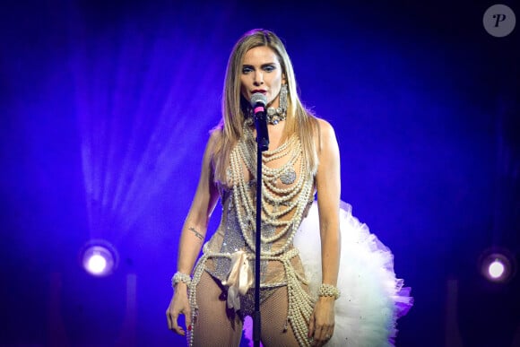 Exclusif - Revêtues de colliers de perles blanches Clara Morgane chanteuse sur la scène. Le cabaret de Clara Morgane au 7ème, une ode à la femme entre paillettes et glamour ou accrobaties à Lyon le 06/01/2024.