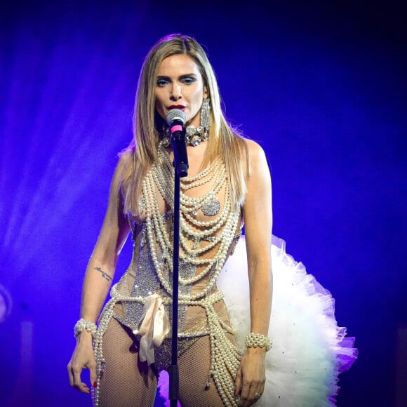 Exclusif - Revêtues de colliers de perles blanches Clara Morgane chanteuse sur la scène. Le cabaret de Clara Morgane au 7ème, une ode à la femme entre paillettes et glamour ou accrobaties à Lyon le 06/01/2024.