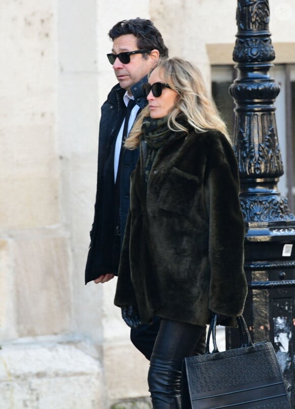 Mais le havre de paix du couple a été touché par de multiples malheurs comme l'a fait savoir Christelle Bardet. 
Laurent Gerra et sa femme Christelle Bardet - Arrivées aux obsèques de Gérard Collomb en la cathédrale Saint-Jean à Lyon le 29 novembre 2023. © Romain Doucelin/Bestimage 