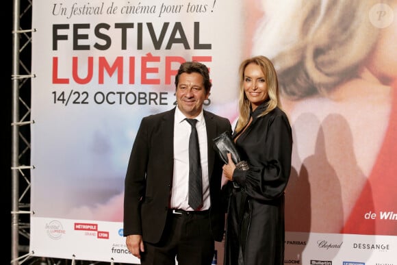 qui a littéralement été arrachée de la porte. Comble du malheur, elle était en très mauvaise posture au moment de l'incident. Photographiant la poignée en question, elle raconte :
Laurent Gerra et sa femme Christelle Bardet, et lors de la cérémonie d'ouverture de la 15ème édition du Festival du film Lumière à Lyon, du 15 au 22 octobre 2023. Le festival rend, cette année, hommage à W.Wenders, cinéaste allemand qui recevra le lauréat d'honneur pour son oeuvre. Lyon le 14 octobre 2023. © Pascal Fayolle / Bestimage