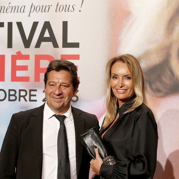 qui a littéralement été arrachée de la porte. Comble du malheur, elle était en très mauvaise posture au moment de l'incident. Photographiant la poignée en question, elle raconte :
Laurent Gerra et sa femme Christelle Bardet, et lors de la cérémonie d'ouverture de la 15ème édition du Festival du film Lumière à Lyon, du 15 au 22 octobre 2023. Le festival rend, cette année, hommage à W.Wenders, cinéaste allemand qui recevra le lauréat d'honneur pour son oeuvre. Lyon le 14 octobre 2023. © Pascal Fayolle / Bestimage