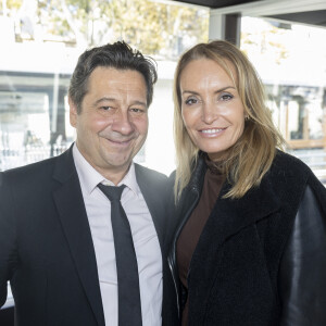 On connaît le Laurent Gerra imitateur, humoriste, acteur, chroniqueur mais aussi le Laurent Gerra néo-restaurateur, à la tête de 5 restaurants.
Laurent Gerra et sa femme Christelle Bardet - Anniversaire pour ses 85 ans de Jean-Claude Camus avec ses proches et sa famille sur la péniche "Bel Ami" à Paris. © Cyril Moreau / Bestimage 