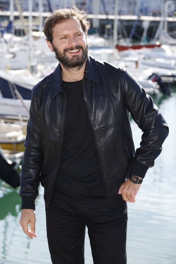 Hugo Becker en photocall lors de la 26ème Edition du Festival de la Fiction de La Rochelle. Le 14 septembre 2024 © Christophe Aubert via Bestimage