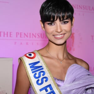 La cérémonie de Miss France 2025 sera diffusée en direct sur TF1
Eve Gilles (Miss France 2024) - Photocall du 5ème gala de charité de l'association "Les Bonnes Fées" à l'occasion de la campagne mondiale "Octobre Rose" à l'hôtel Peninsula, Paris le 3 octobre 2024. A l'occasion de la campagne mondiale "Octobre Rose", l'hôtel Peninsula Paris lance son programme caritatif "Peninsula in Pink", dont les bénéfices seront reversés à l'association "Les Bonnes Fées". © Rachid Bellak/Bestimage