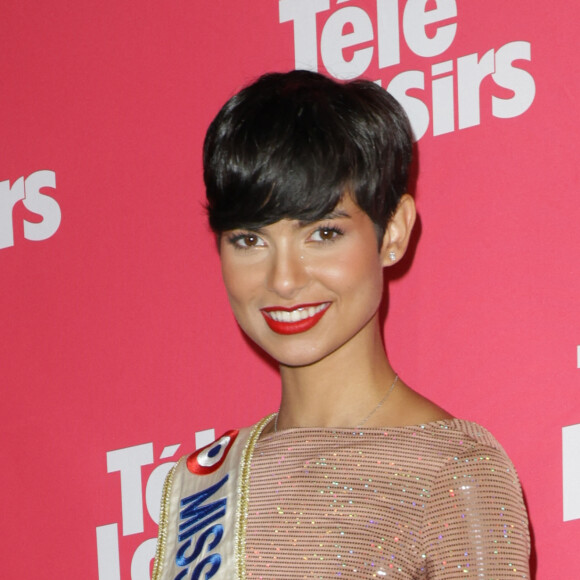 En fait, Miss France 2024 est atteinte de dyskinésie paroxystique
Eve Gilles, Miss France 2024 - Photocall de la soirée "Télé Loisirs Awards 2024" aux Jardins du Pont-Neuf à Paris le 23 septembre 2024. Ce sont de toutes nouvelles récompenses : les Télé-Loisirs Awards. Elles sont vouées à devenir annuelles. Pour les attribuer, le magazine a commandé une enquête de l'institut CSA à la mi-août auprès d'un millier de personne. Dans la catégorie du meilleur animateur et de la meilleure animatrice, ce sont respectivement S. Bern, présentateur notamment de "Secrets d'Histoire" sur France 3, et K. Lemarchand présentatrice depuis 14 ans de "L'amour est dans le pré" qui ont été plébiscités par les répondants. L'animatrice phare de M6 est arrivée devant la figure de France 2 Faustine Bollaert. Stéphane Bern lui ne remporte pas seulement le prix de meilleur animateur, mais aussi celui de "personnalité de télévision la plus engagée", grâce à ses actions en faveur du patrimoine. Ils étaient 15 personnalités soumises au vote des sondés. © Coadic Guirec/Bestimage