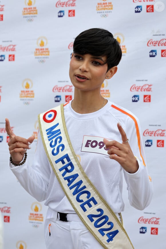 Eve Gilles, Miss France 2024 - Dany Boon, dernier porteur de la flamme olympique dans le Nord, a allumé le chaudron olympique sur l'esplanade du Champs de Mars à Lille le 2 juillet 2024.