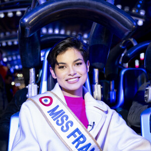 Eve Gilles, Miss France 2024 inaugure la Foire du Trône à Paris le 22 mars 2024. © Pierre Perusseau / Bestimage