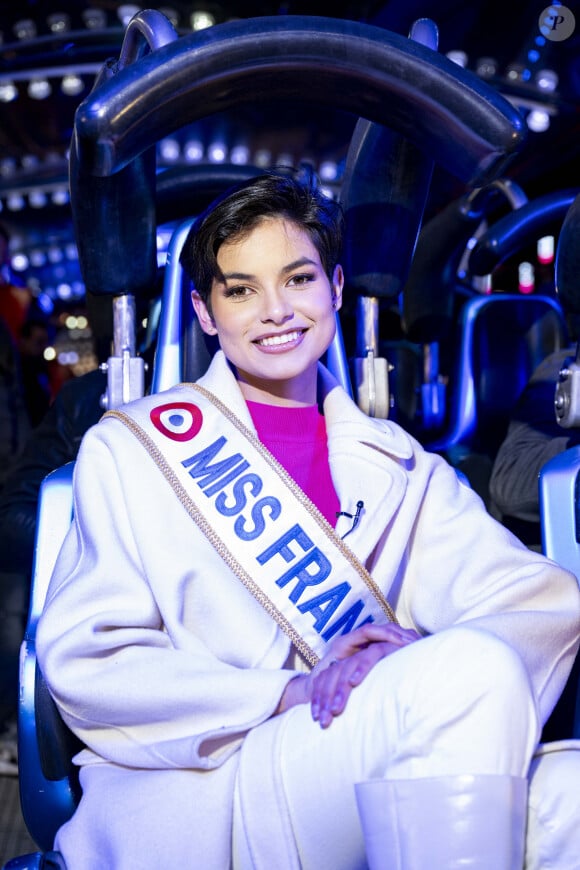 Eve Gilles, Miss France 2024 inaugure la Foire du Trône à Paris le 22 mars 2024. © Pierre Perusseau / Bestimage