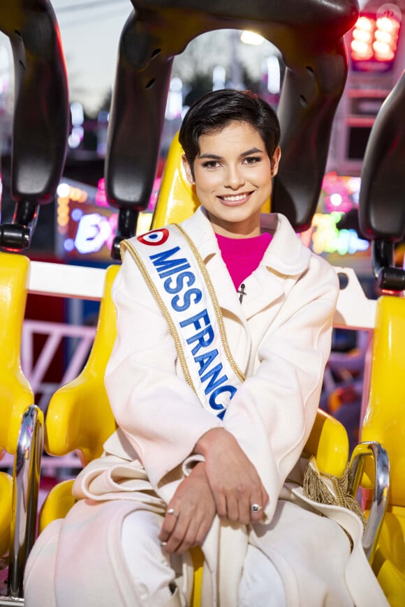 Eve Gilles, Miss France 2024 inaugure la Foire du Trône à Paris le 22 mars 2024. © Pierre Perusseau / Bestimage