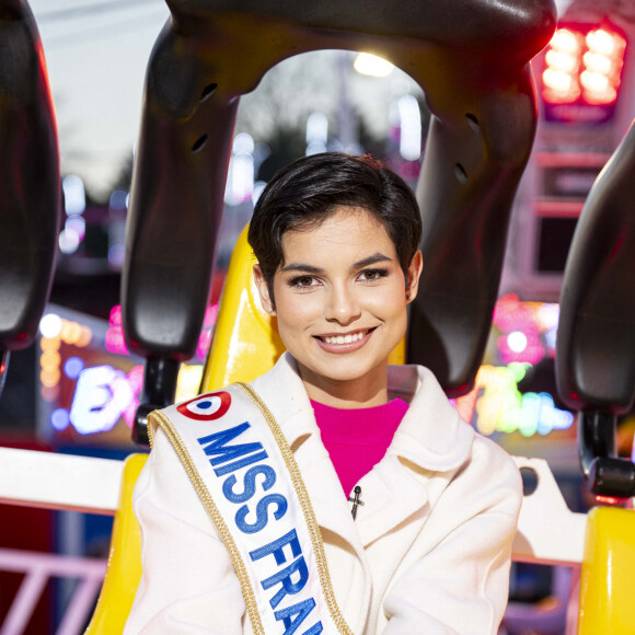 Eve Gilles, Miss France 2024 inaugure la Foire du Trône à Paris le 22 mars 2024. © Pierre Perusseau / Bestimage