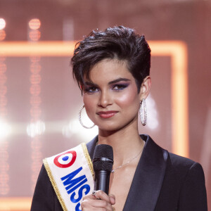 Exclusif - Eve Gilles, miss France 2024 lors de l'enregistrement de la soirée "Les 30 ans du sidaction - la soirée événement" au Grand Rex à Paris diffusée le 23 mars 2024 sur France 2 À l'occasion du week-end du Sidaction, qui aura lieu les 22, 23, 24 mars prochain, et pour célébrer cette édition anniversaire, cette soirée-événement mettra l'espoir à l'honneur. L'émission reviendra sur le combat de la pop culture, qui a permis de faire bouger les lignes ces trente dernières années. Accompagnée d'un orchestre symphonique, Line Renaud, en fil rouge de la soirée, sera entourée des fidèles du Sidaction P.Obispo, C.Dechavanne, M.Robin, JP.Gaultier, V. et D.Burki. Ils seront les passeurs d'histoires de cette grande soirée. À leurs côtés, de nombreux artistes se succéderont sur scène. Des prestations uniques puisque chaque tableau a été conçu et chorégraphié spécialement pour l'occasion. © Cyril Moreau / Coadic Guirec / Bestimage