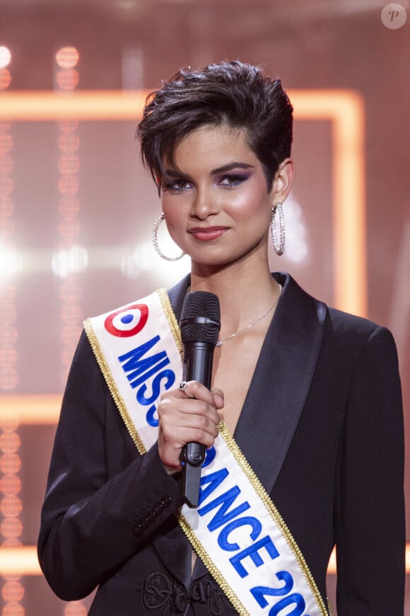 Exclusif - Eve Gilles, miss France 2024 lors de l'enregistrement de la soirée "Les 30 ans du sidaction - la soirée événement" au Grand Rex à Paris diffusée le 23 mars 2024 sur France 2 À l'occasion du week-end du Sidaction, qui aura lieu les 22, 23, 24 mars prochain, et pour célébrer cette édition anniversaire, cette soirée-événement mettra l'espoir à l'honneur. L'émission reviendra sur le combat de la pop culture, qui a permis de faire bouger les lignes ces trente dernières années. Accompagnée d'un orchestre symphonique, Line Renaud, en fil rouge de la soirée, sera entourée des fidèles du Sidaction P.Obispo, C.Dechavanne, M.Robin, JP.Gaultier, V. et D.Burki. Ils seront les passeurs d'histoires de cette grande soirée. À leurs côtés, de nombreux artistes se succéderont sur scène. Des prestations uniques puisque chaque tableau a été conçu et chorégraphié spécialement pour l'occasion. © Cyril Moreau / Coadic Guirec / Bestimage