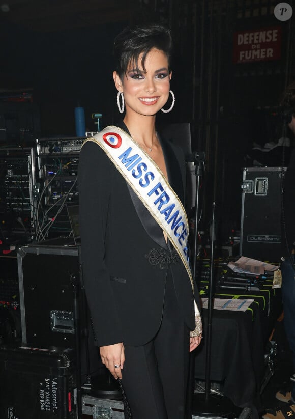 Exclusif - Eve Gilles, Miss France 2024 en backstage de l'enregistrement de la soirée "Les 30 ans du sidaction - la soirée événement" au Grand Rex à Paris diffusée le 23 mars 2024 sur France 2 À l'occasion du week-end du Sidaction, qui aura lieu les 22, 23, 24 mars prochain, et pour célébrer cette édition anniversaire, cette soirée-événement mettra l'espoir à l'honneur. L'émission reviendra sur le combat de la pop culture, qui a permis de faire bouger les lignes ces trente dernières années. Accompagnée d'un orchestre symphonique, Line Renaud, en fil rouge de la soirée, sera entourée des fidèles du Sidaction P.Obispo, C.Dechavanne, M.Robin, JP.Gaultier, V. et D.Burki. Ils seront les passeurs d'histoires de cette grande soirée. À leurs côtés, de nombreux artistes se succéderont sur scène. Des prestations uniques puisque chaque tableau a été conçu et chorégraphié spécialement pour l'occasion. © Coadic Guirec / Cyril Moreau / Bestimage