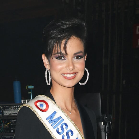 Exclusif - Eve Gilles, Miss France 2024 en backstage de l'enregistrement de la soirée "Les 30 ans du sidaction - la soirée événement" au Grand Rex à Paris diffusée le 23 mars 2024 sur France 2 À l'occasion du week-end du Sidaction, qui aura lieu les 22, 23, 24 mars prochain, et pour célébrer cette édition anniversaire, cette soirée-événement mettra l'espoir à l'honneur. L'émission reviendra sur le combat de la pop culture, qui a permis de faire bouger les lignes ces trente dernières années. Accompagnée d'un orchestre symphonique, Line Renaud, en fil rouge de la soirée, sera entourée des fidèles du Sidaction P.Obispo, C.Dechavanne, M.Robin, JP.Gaultier, V. et D.Burki. Ils seront les passeurs d'histoires de cette grande soirée. À leurs côtés, de nombreux artistes se succéderont sur scène. Des prestations uniques puisque chaque tableau a été conçu et chorégraphié spécialement pour l'occasion. © Coadic Guirec / Cyril Moreau / Bestimage