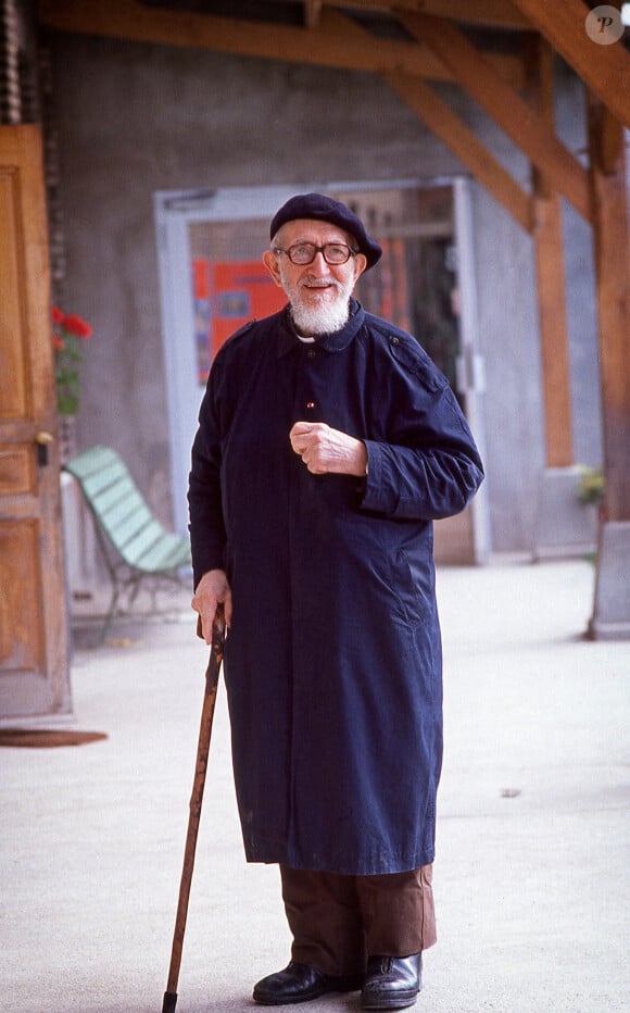 L'abbe Pierre a Esteville en Normandie en 1989. Premiere communaute Emmaus cree par l'abbe Pierre en Haute Normandie Abbe Pierre in Esteville in Normandy in 1989. Première communauté Emmaüs créée par l'abbé Pierre en Haute Normandie Photo de Pascal Baril/ABACAPRESS.COM