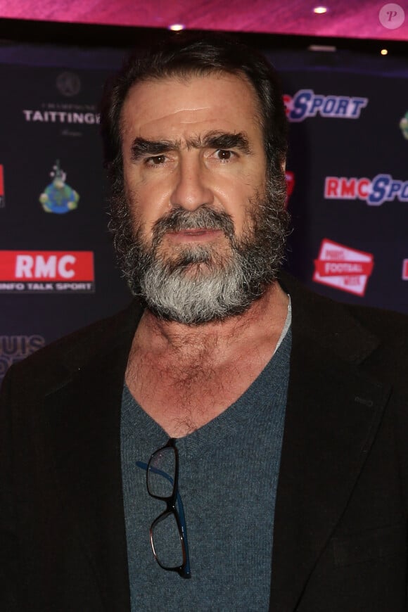 " Je crois qu'au-delà de l'abbé Pierre, c'est l'Église le problème. Et dans le monde entier, " affirme-t-il...
Eric Cantona - Soirée de gala en l'honneur de Luis Fernandez sur les Bateaux Mouches à Paris le 17 mars 2016. © Cyril Moreau/Bestimage 