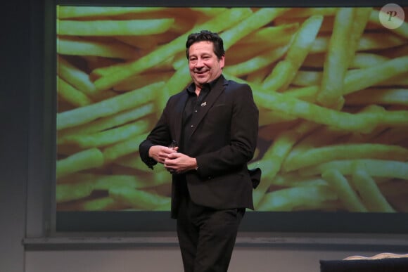 Exclusif - Laurent Gerra lit une recette de cuisine pour faire des frites en faisant des imitations lors du spectacle "Conversation intime de Laurent Gerra" sur la scène du théâtre Antoine à Paris. Le 27 novembre 2023 © Bertrand Rindoff / Bestimage