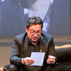 Exclusif - Laurent Gerra lit avec émotion une lettre de son grand-père écrite pendant la guerre lors du spectacle "Conversation intime de Laurent Gerra" sur la scène du théâtre Antoine à Paris. Le 27 novembre 2023 © Bertrand Rindoff / Bestimage