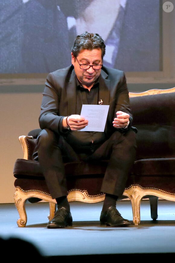 Exclusif - Laurent Gerra lit avec émotion une lettre de son grand-père écrite pendant la guerre lors du spectacle "Conversation intime de Laurent Gerra" sur la scène du théâtre Antoine à Paris. Le 27 novembre 2023 © Bertrand Rindoff / Bestimage