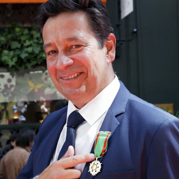 Laurent Gerra reçoit les insignes de Chevalier dans l’ordre du Mérite Agricole des mains de Monsieur Georges Blanc, chef triplement étoilé, au Restaurant Léon de Lyon à Lyon, France, le 3 septembre 2023. © Pascal Fayolle/Bestimage