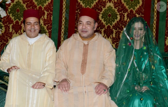 Le roi y séjourne occasionnellement avec sa famille
Le Prince Moulay Rachid et Lalla Oum Keltoum posent avec le roi Mohammed VI (C) lors de la traditionnelle cérémonie du henné, marquant la célébration de leur mariage au palais royal de Rabat au Maroc le 13 novembre 2014. 