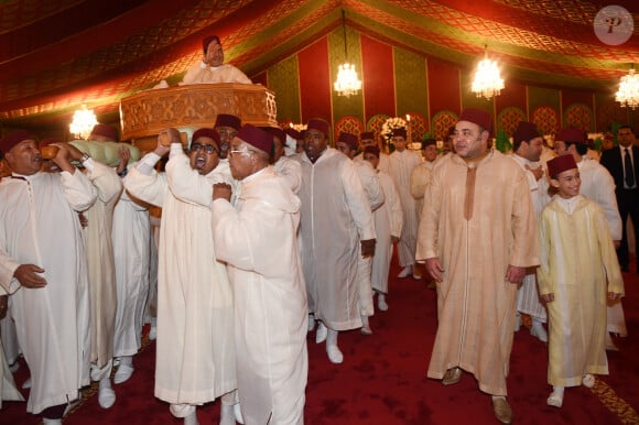 A qui le roi fait distribuer du couscous tous les vendredis !
Le roi Mohammed VI, accompagné du prince Héritier Moulay El Hassan assiste a cérémonie de la âmmaria (le marié porté ) au mariage du prince Moulay Rachid avec Lalla Oum Keltoum, au Palais Royal de Rabat au Maroc le 13 novembre 2014. 