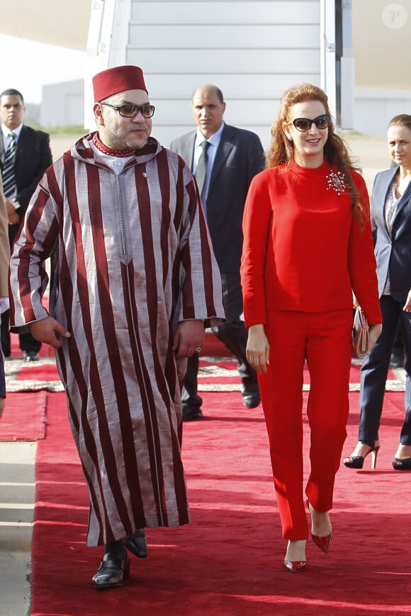 Le roi Felipe VI et la reine Letizia d'Espagne arrivent à l'aéroport de Rabat, accompagnés du roi Mohammed VI du Maroc et de sa femme Salma Bennani, au terme de leur visite officielle. Le 15 juillet 2014 