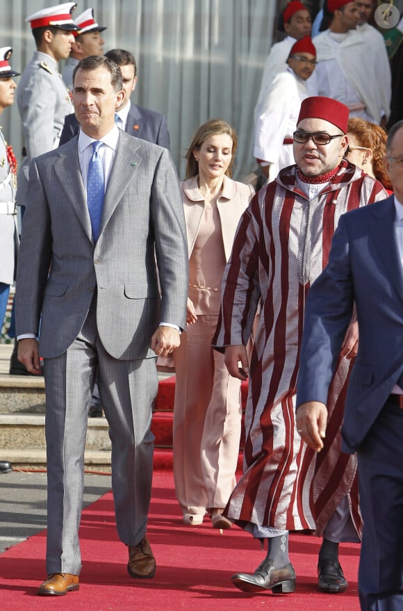 Le roi Felipe VI et la reine Letizia d'Espagne arrivent à l'aéroport de Rabat, accompagnés du roi Mohammed VI du Maroc et de sa femme Salma Bennani, au terme de leur visite officielle. Le 15 juillet 2014 