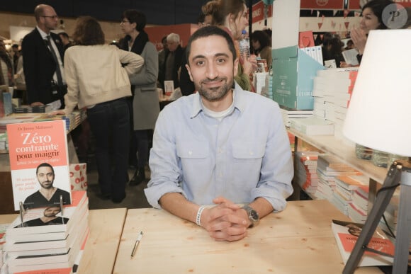  Grâce à l'effet anti-inflammatoire de la caféine. Grâce à cette consommation, les vaisseaux sanguins sont plus élastiques et moins rigides. 
Jimmy Mohamed au Festival du Livre de Paris 2023 au Grand Palais Éphémère le 23 avril 2023. © Jack Tribeca / Bestimage