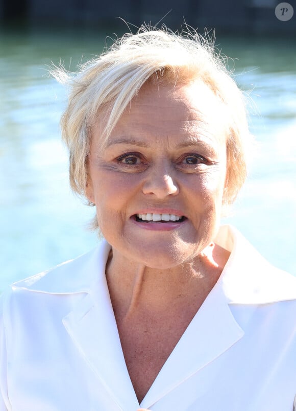 Muriel Robin lors du photocall du film "Les yeux grands fermés" lors de la 25ème édition du Festival de la fiction de la Rochelle, France, le 14 septembre 2023. © Denis Guignebourg/BestImage 