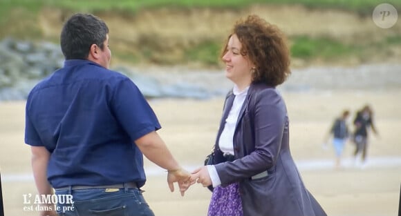 Justement, dans le prochain épisode, leurs premiers rapprochements concrets vont avoir lieu
Valentin et Flavie profitent enfin à deux dans "L'amour est dans le pré". M6